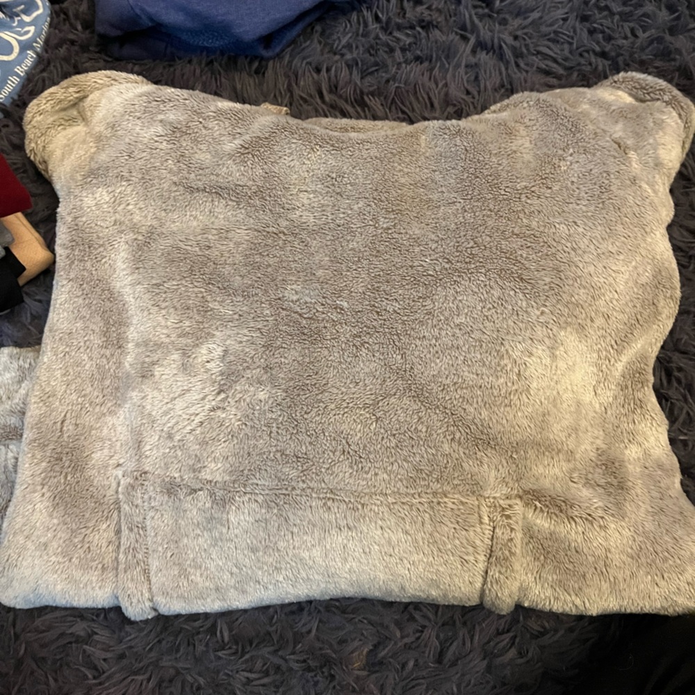 fuzzy sherpa, barely worn didn’t like the fit in the neck